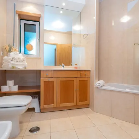 Atlantic Ocean 2bdr With Pool By Lovelystay